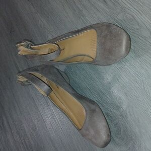 Comfortview Pixie tan ankle strap heels with embroidery on side Sz 10WW NWOT